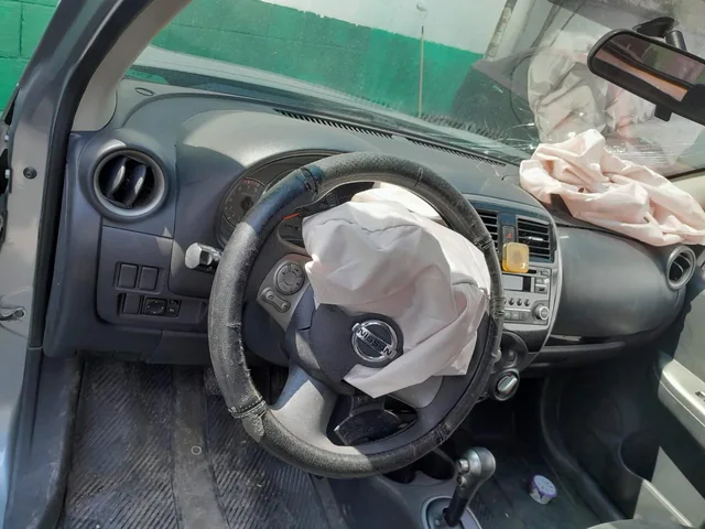 Interior de Nissan con bolsas de aire de conductor y pasajero desplegadas